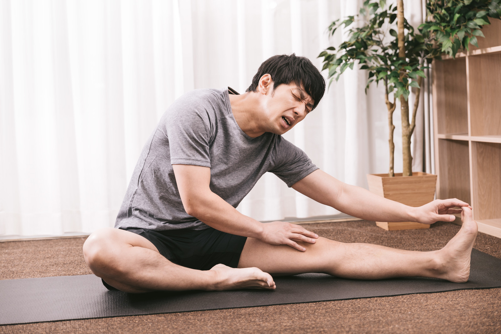 骨盤が歪むと足が短くなる 左右の歪みは検査が必要 大阪の骨盤矯正専門ボディケアサロン 骨盤labo 骨盤が歪むと足が短くなる 左右の歪みは検査が必要 大阪の骨盤矯正専門ボディケアサロン 骨盤labo