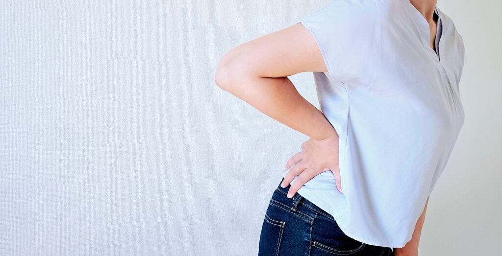 体を反らすと腰が痛い女性
