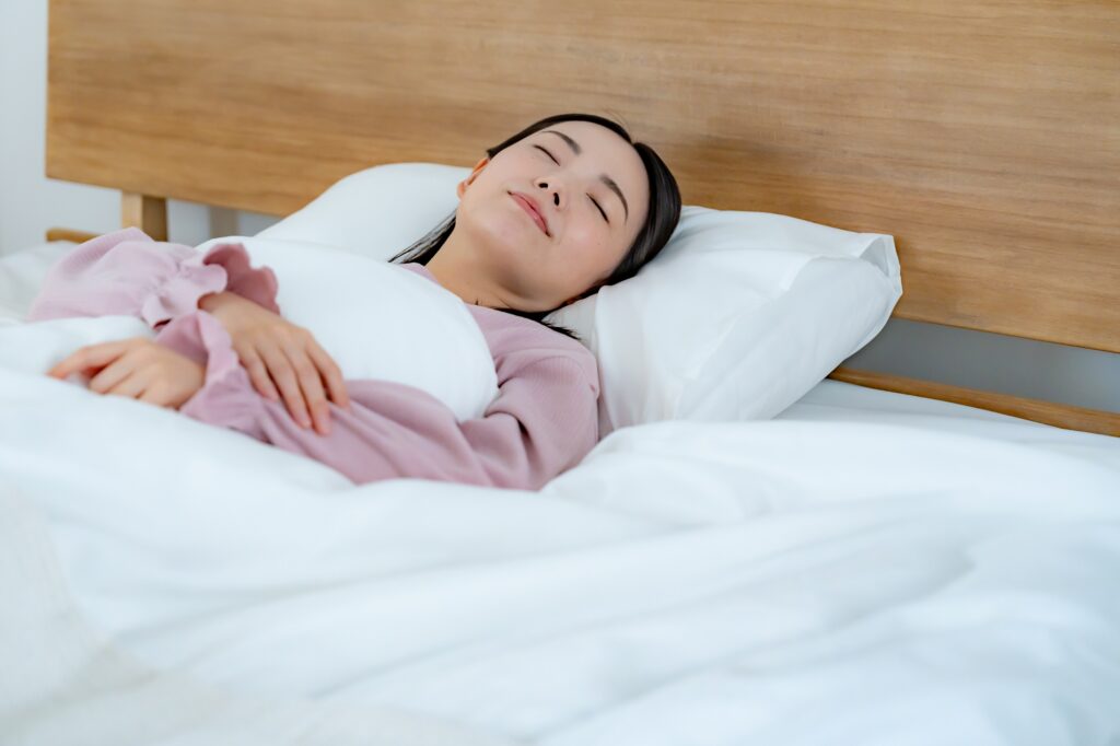 眠る女性