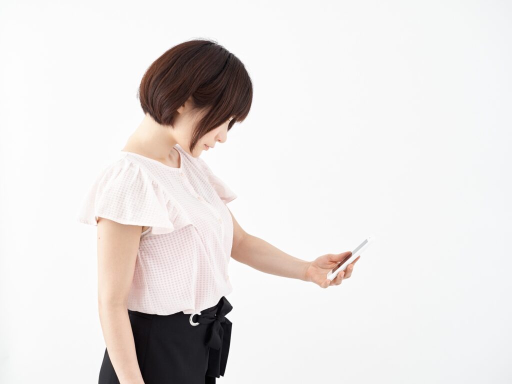 スマホ首(ストレートネック)の女性