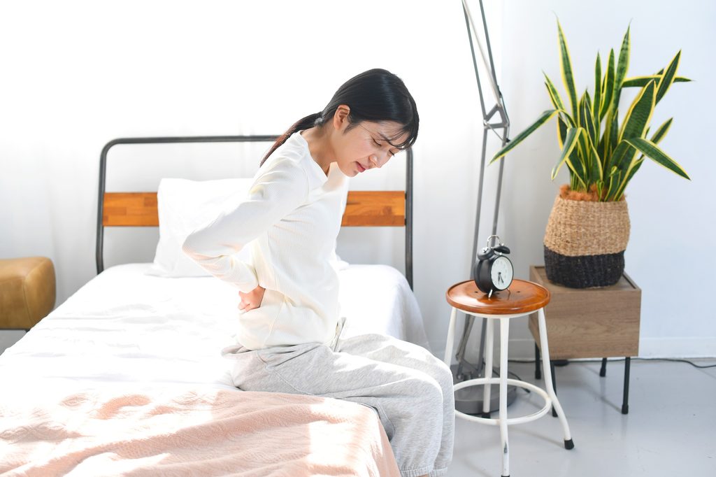 朝起きた時に腰が痛い女性